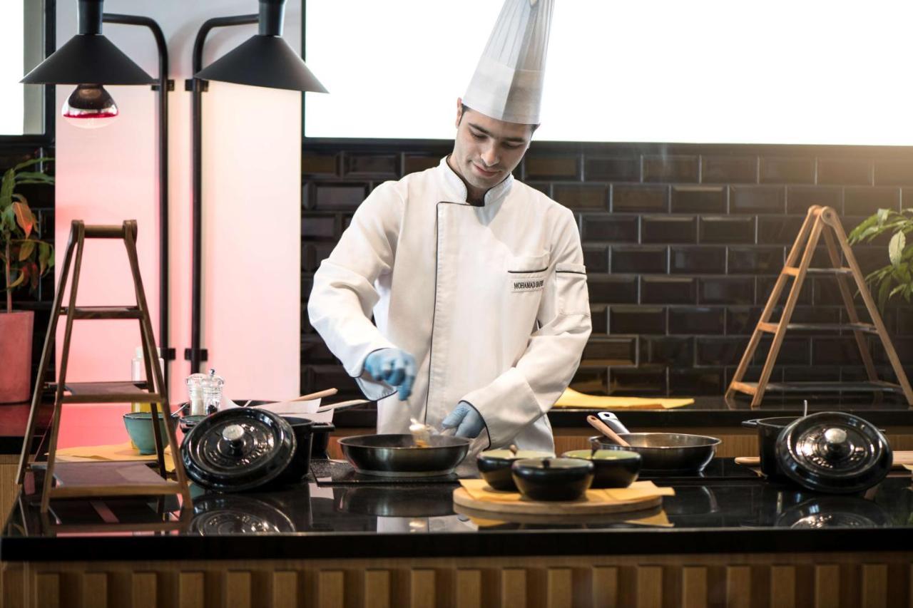 Radisson Blu Hotel, Beirut Verdun Dış mekan fotoğraf A chef preparing food