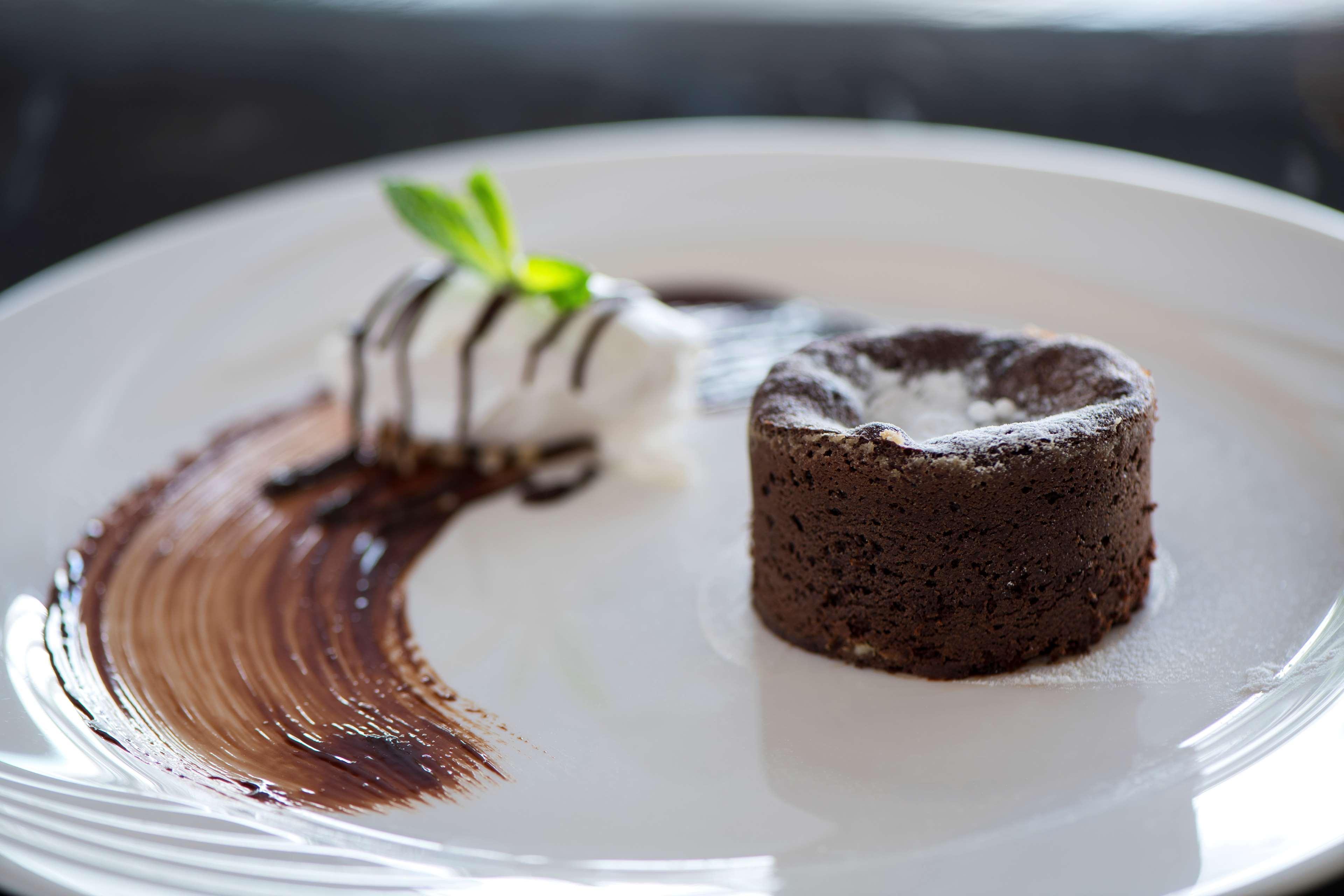 Radisson Blu Hotel, Beirut Verdun Dış mekan fotoğraf A chocolate lava cake