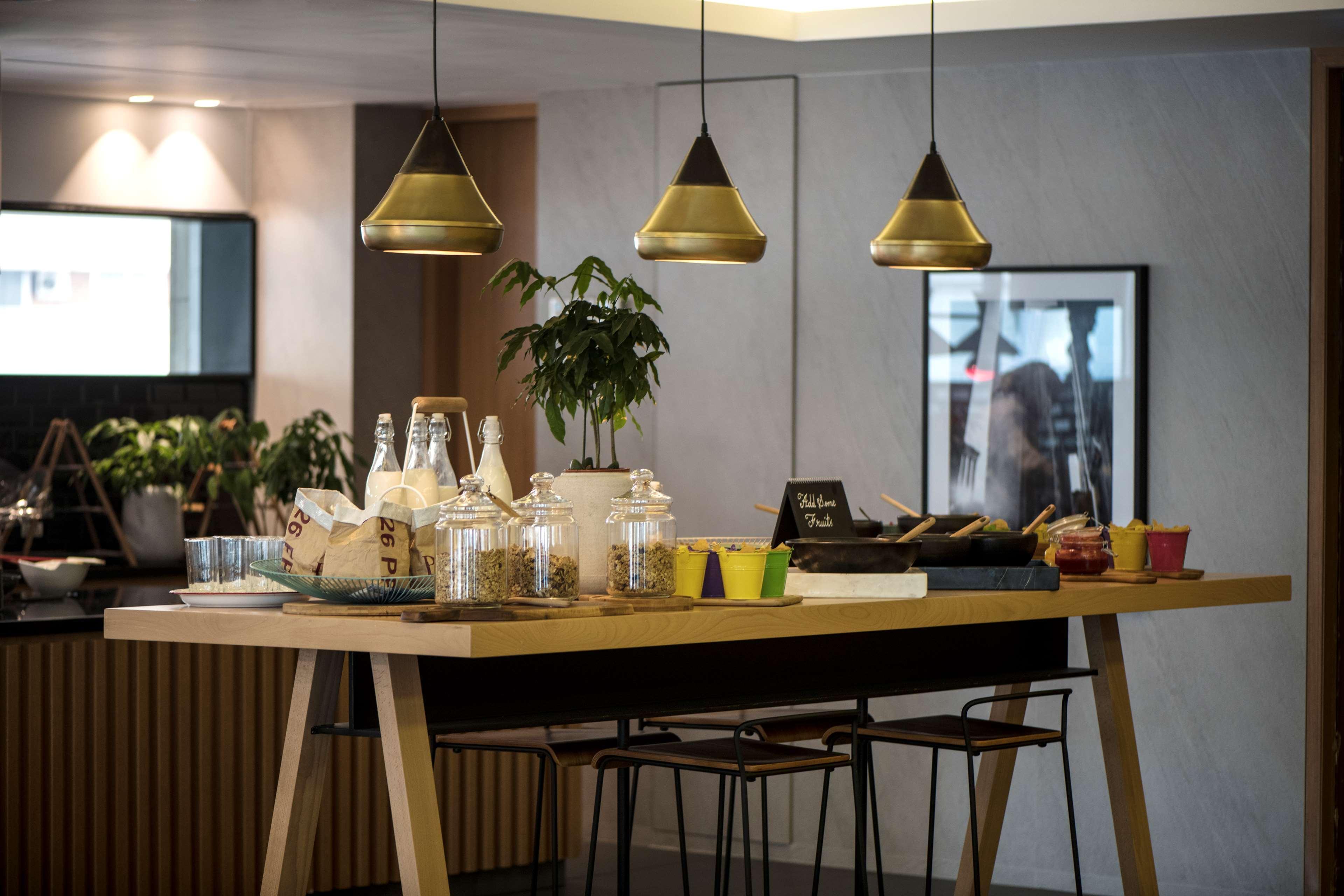 Radisson Blu Hotel, Beirut Verdun Dış mekan fotoğraf The kitchen at the London office
