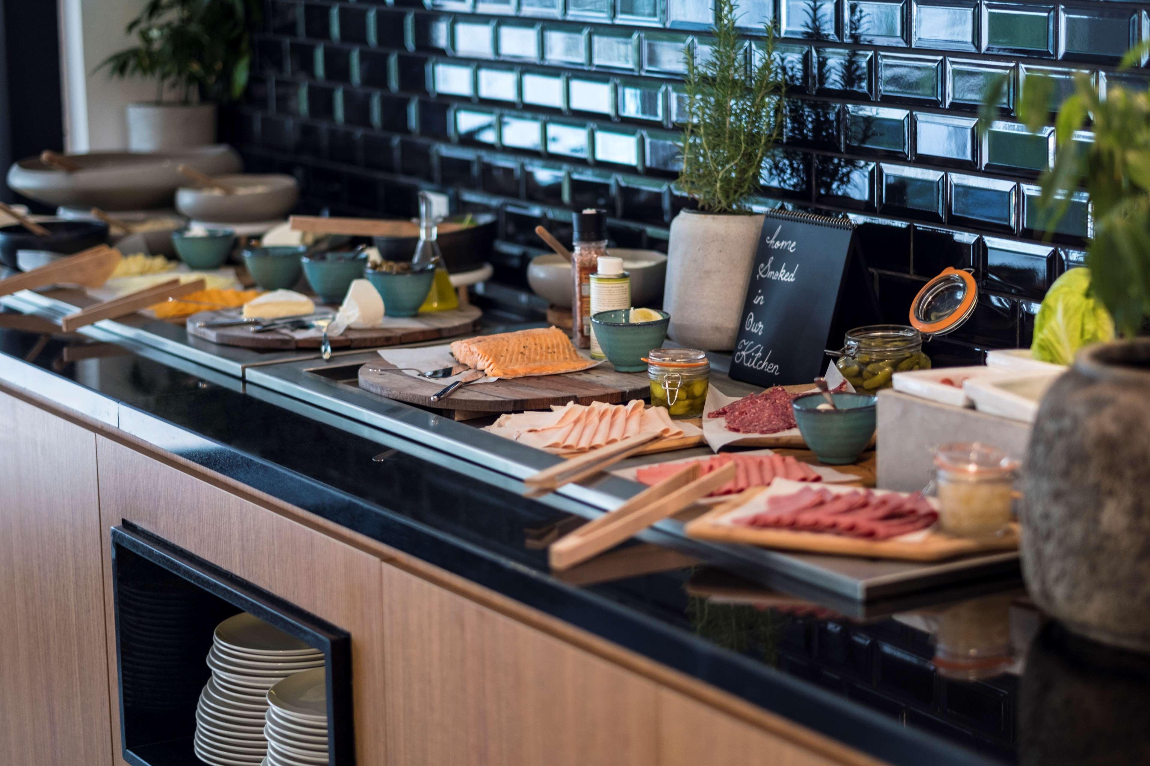 Radisson Blu Hotel, Beirut Verdun Dış mekan fotoğraf A buffet at a hotel