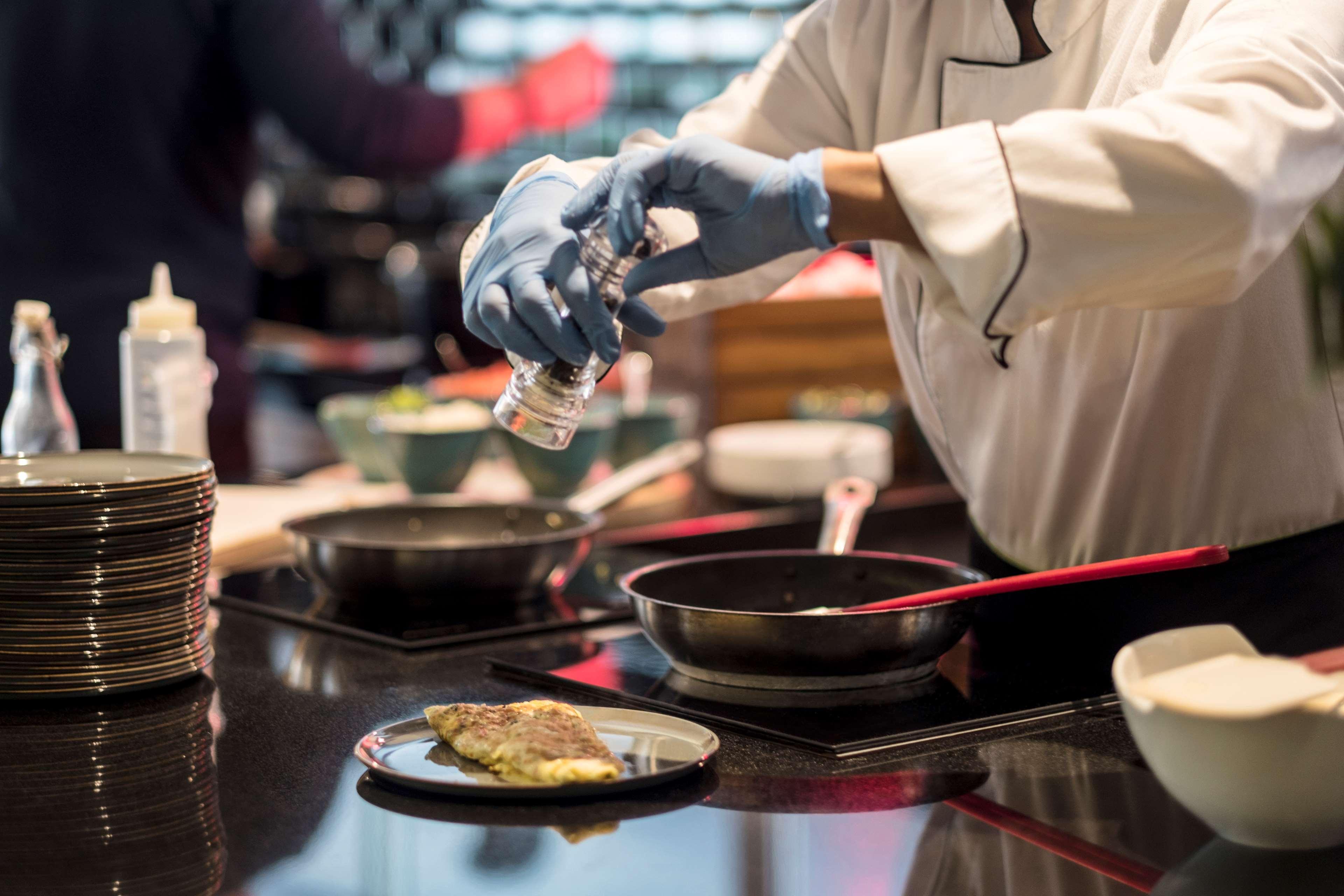 Radisson Blu Hotel, Beirut Verdun Dış mekan fotoğraf A chef seasoning a dish