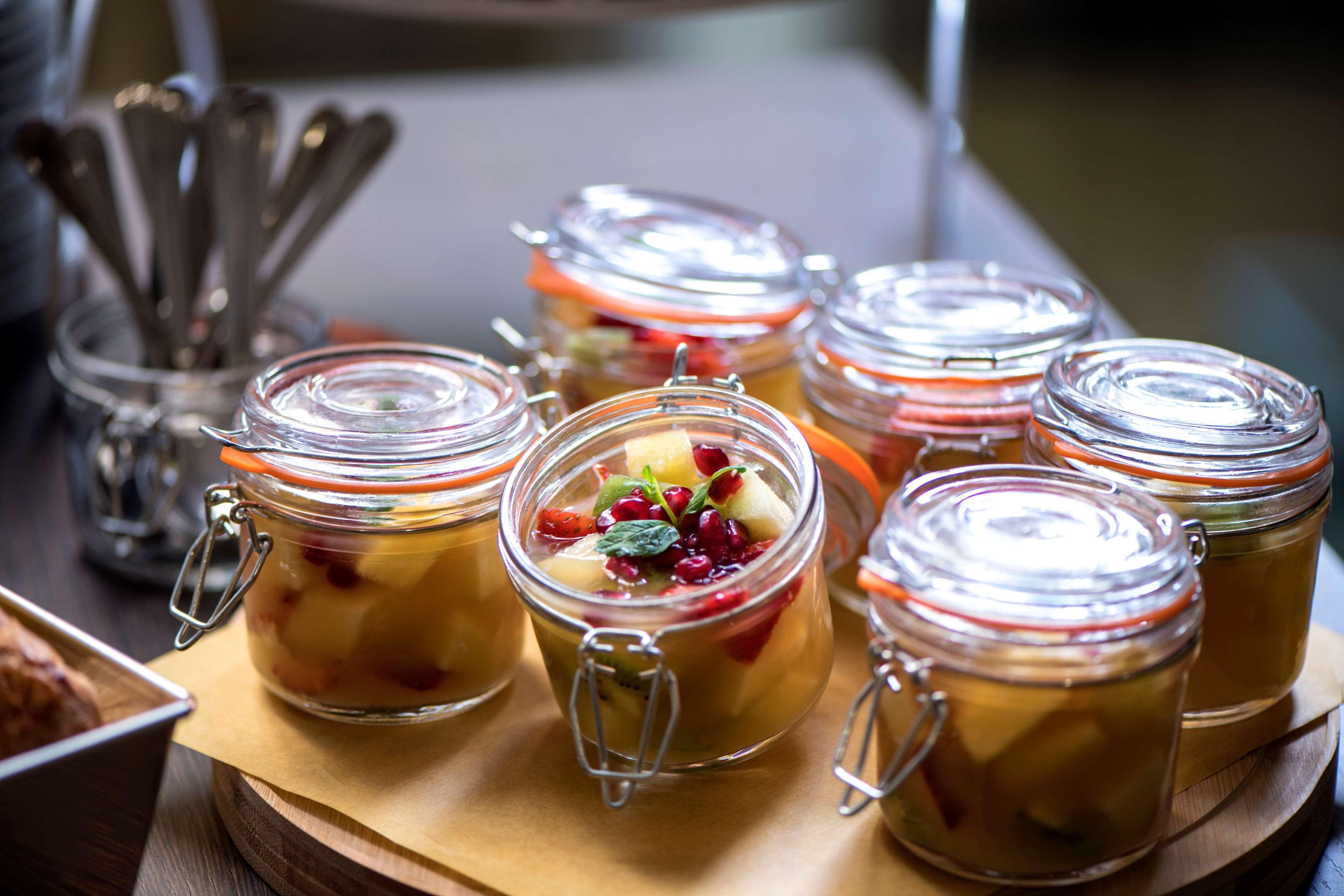Radisson Blu Hotel, Beirut Verdun Dış mekan fotoğraf Fruit salad