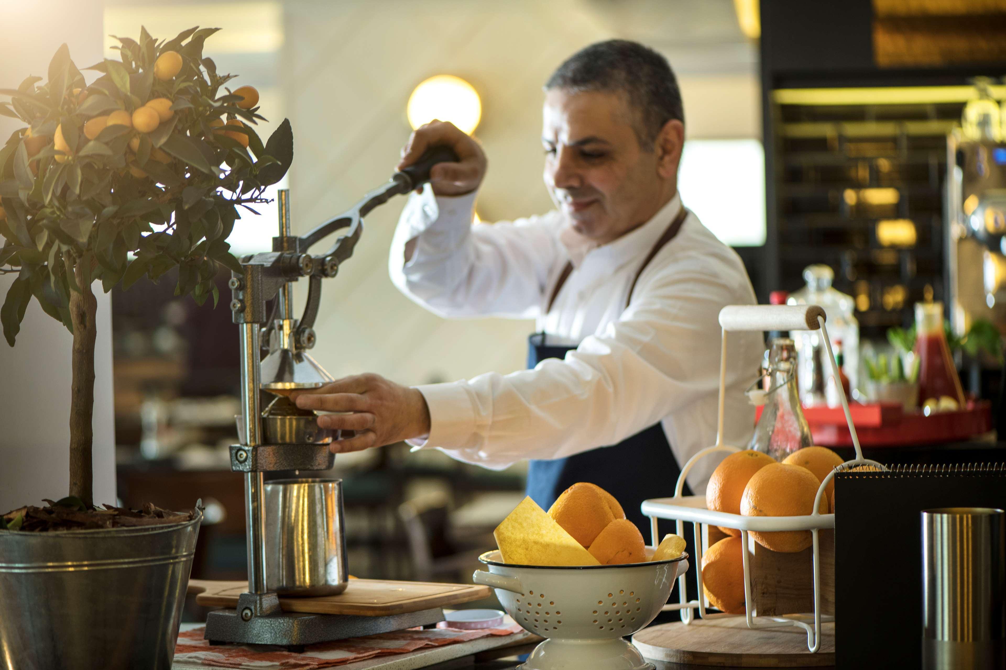 Radisson Blu Hotel, Beirut Verdun Dış mekan fotoğraf A bartender at work