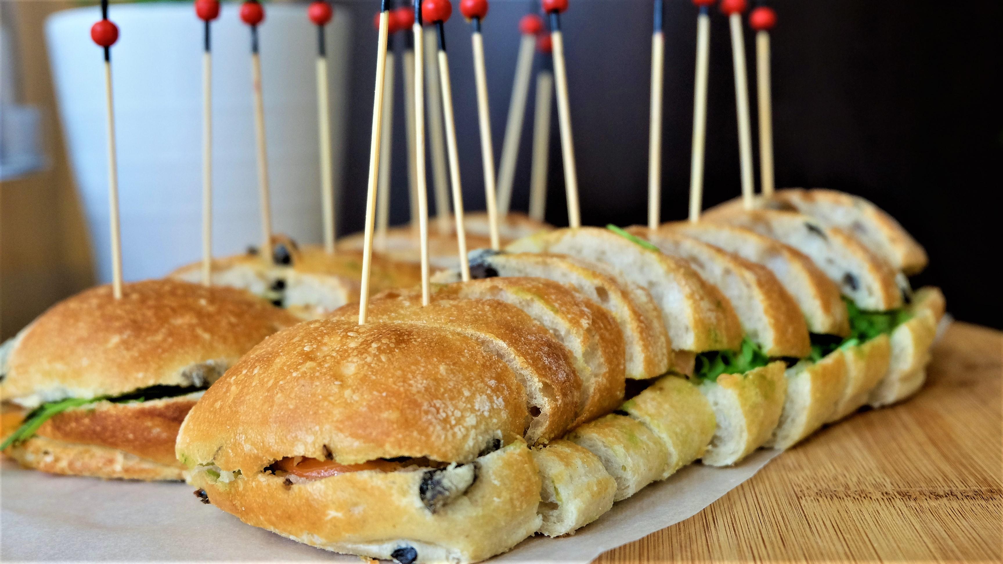 Radisson Blu Hotel, Beirut Verdun Dış mekan fotoğraf A baguette sandwich