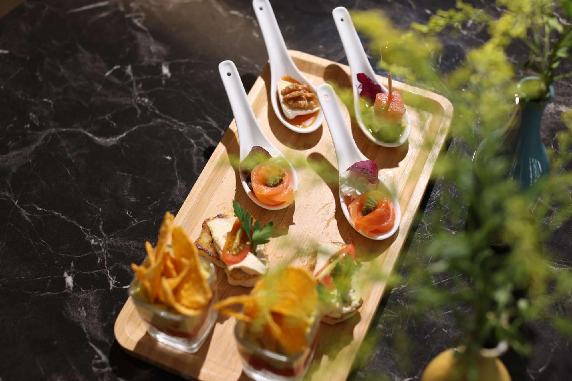 Radisson Blu Hotel, Beirut Verdun Dış mekan fotoğraf A selection of amuse-bouches