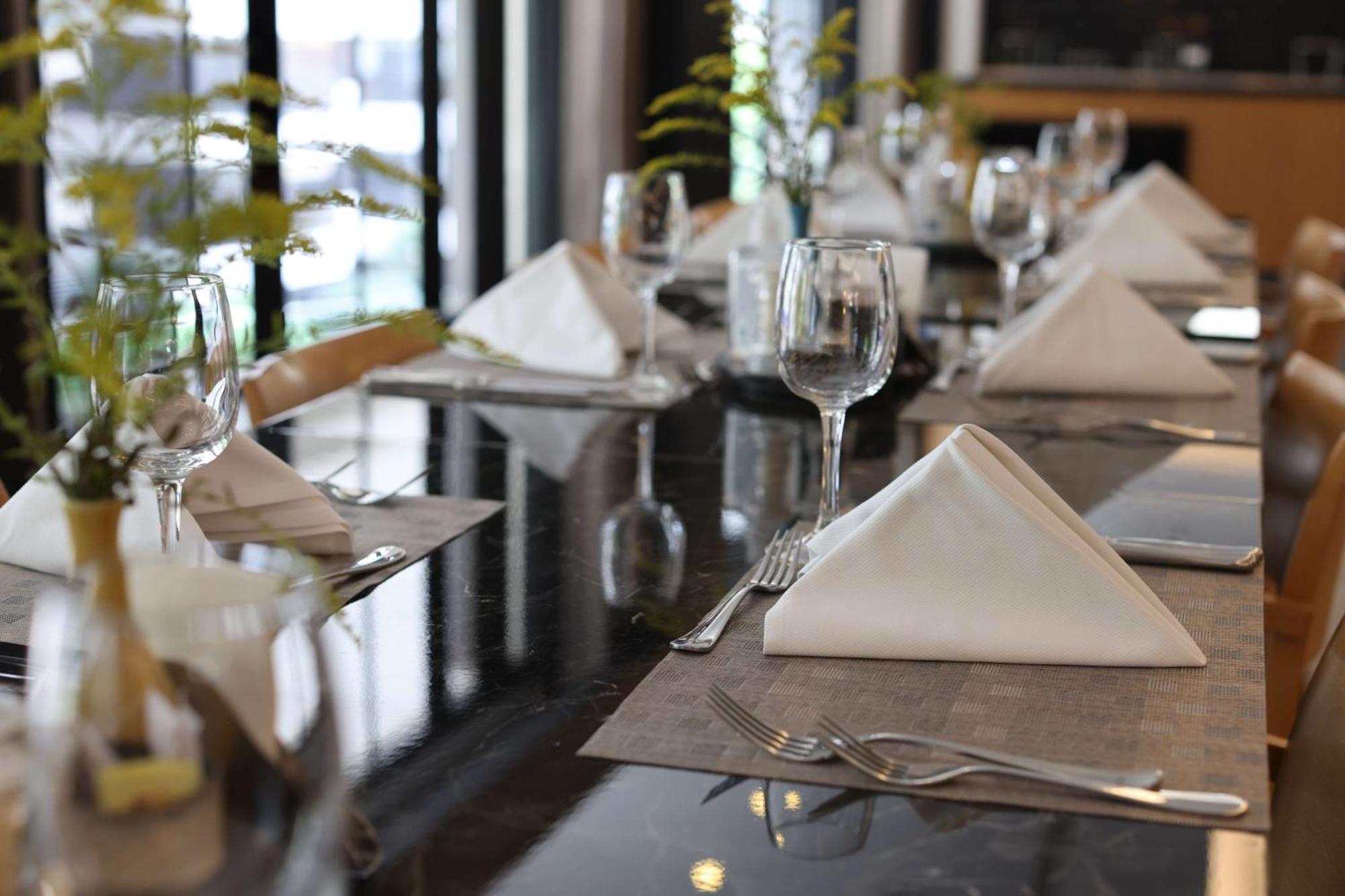 Radisson Blu Hotel, Beirut Verdun Dış mekan fotoğraf A place setting