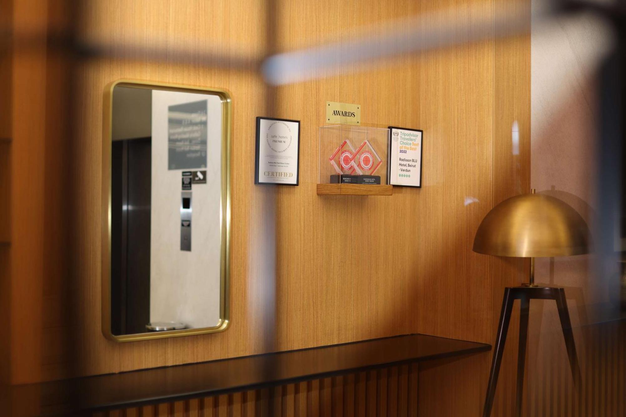 Radisson Blu Hotel, Beirut Verdun Dış mekan fotoğraf The interior of a typical elevator car