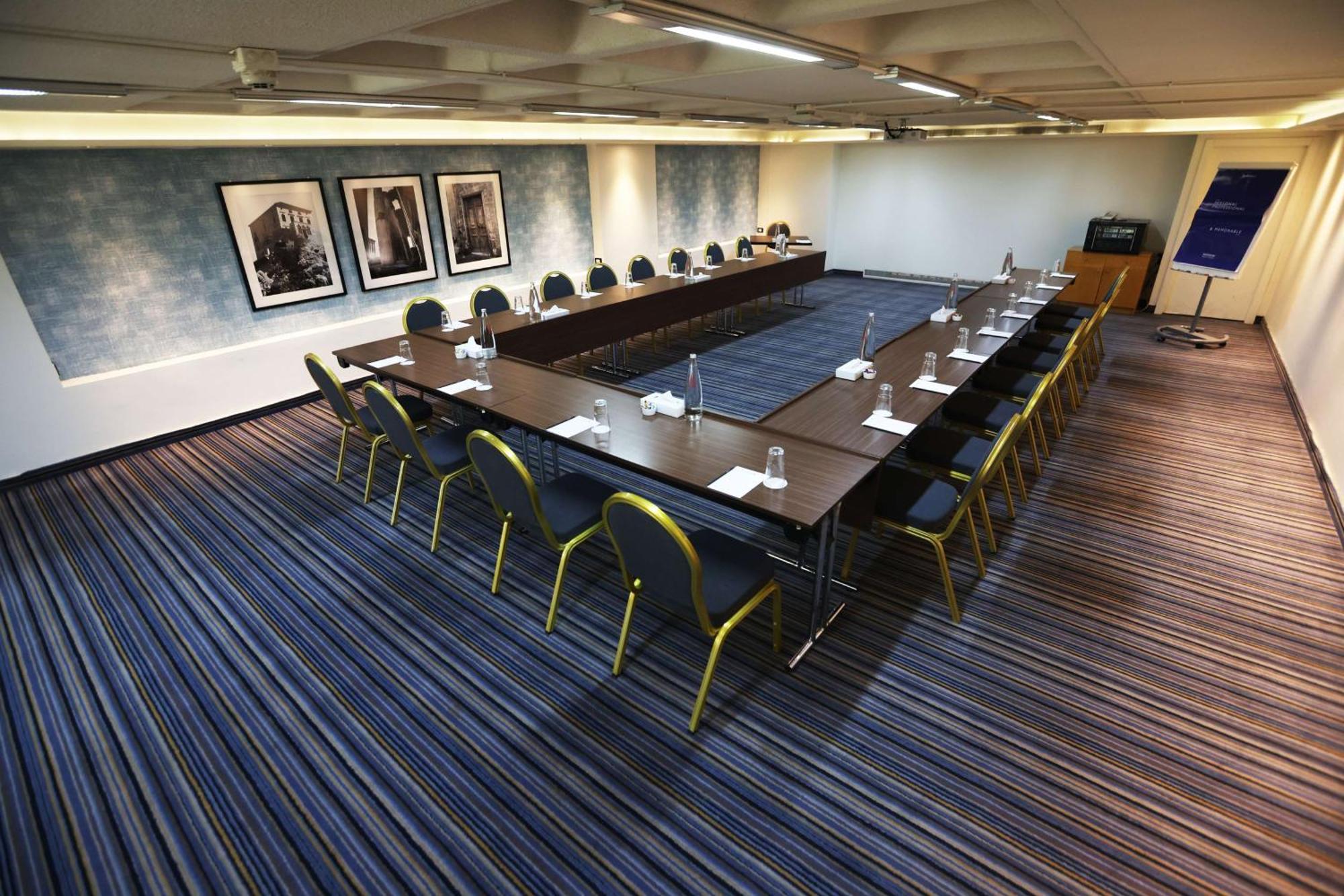 Radisson Blu Hotel, Beirut Verdun Dış mekan fotoğraf The boardroom at the London Marriott Hotel, Kensington