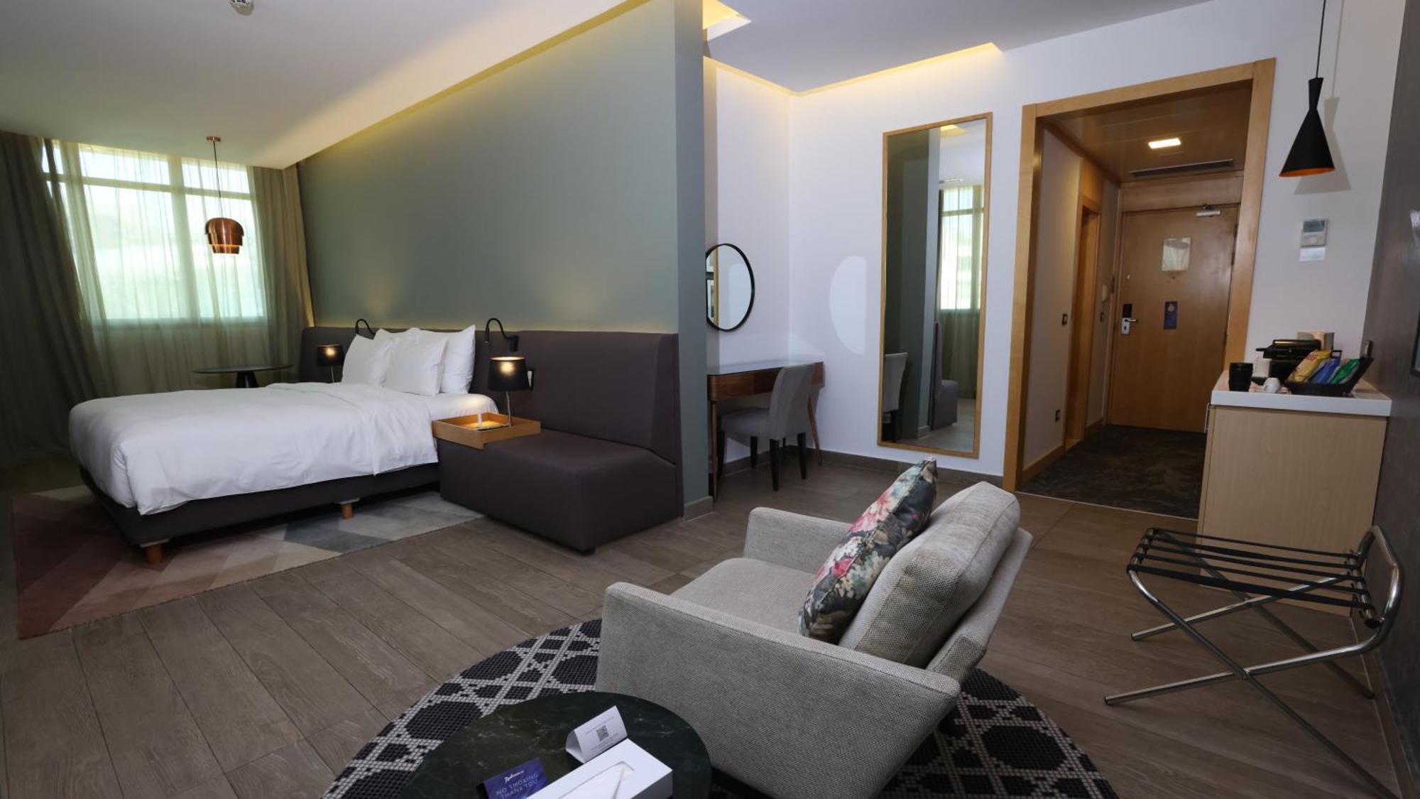 Radisson Blu Hotel, Beirut Verdun Dış mekan fotoğraf Deluxe room