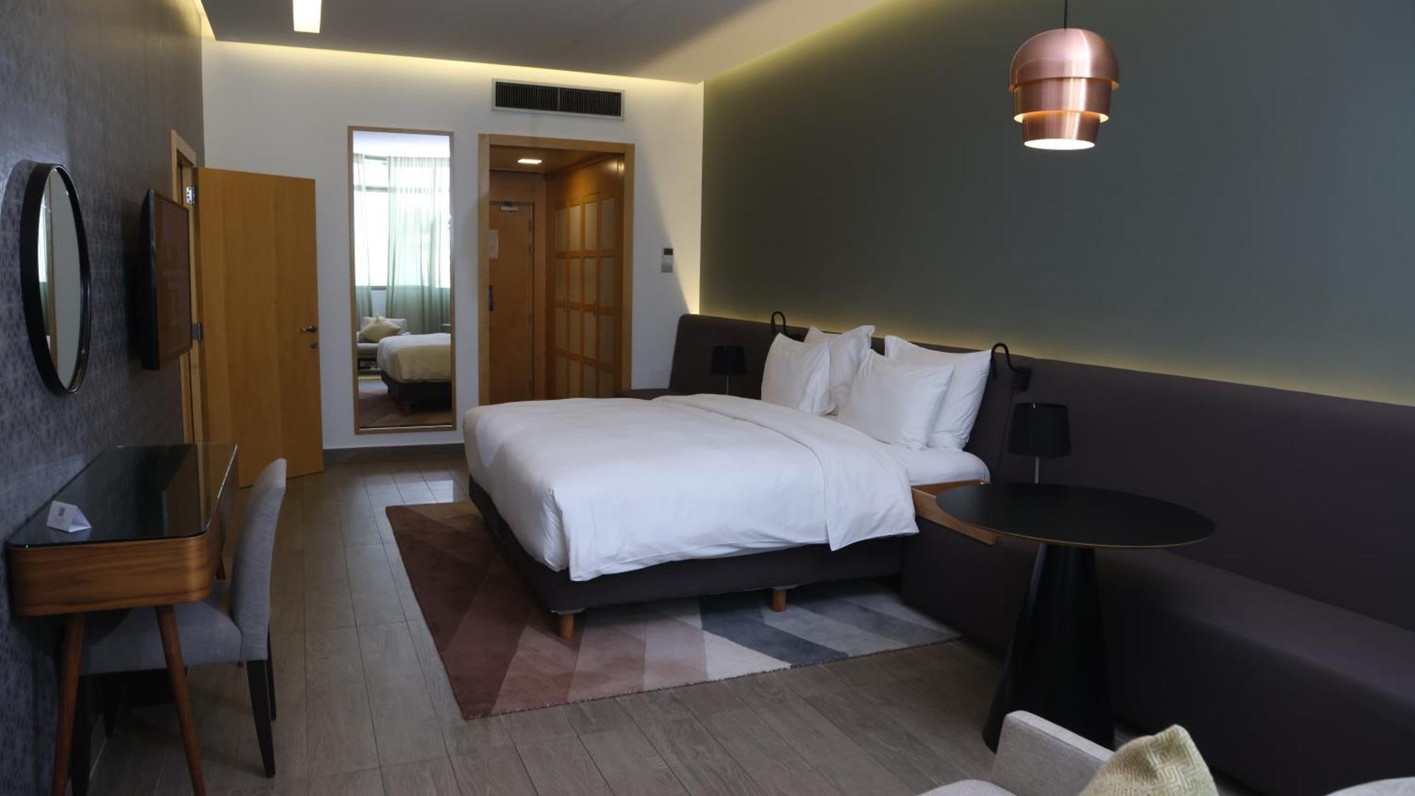 Radisson Blu Hotel, Beirut Verdun Dış mekan fotoğraf A room at the hotel