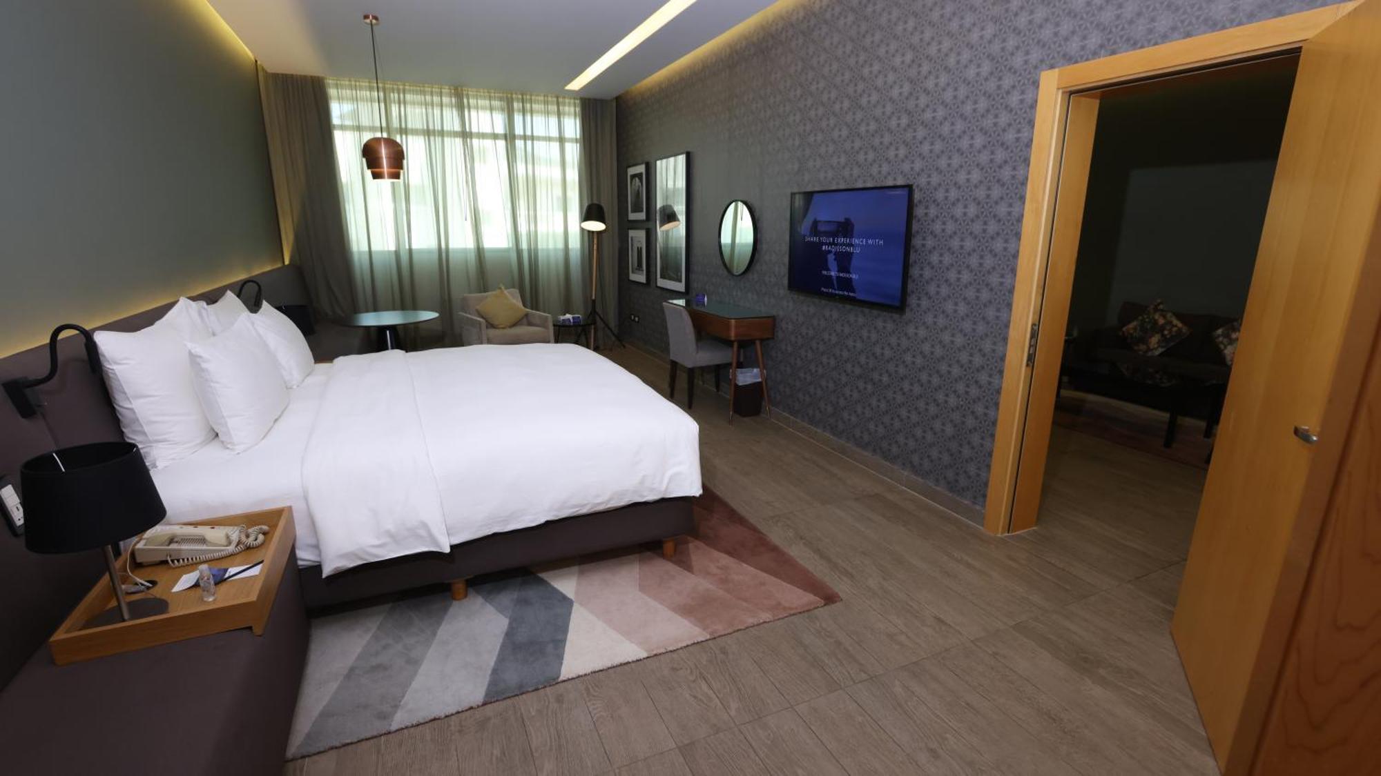 Radisson Blu Hotel, Beirut Verdun Dış mekan fotoğraf A bedroom at the hotel