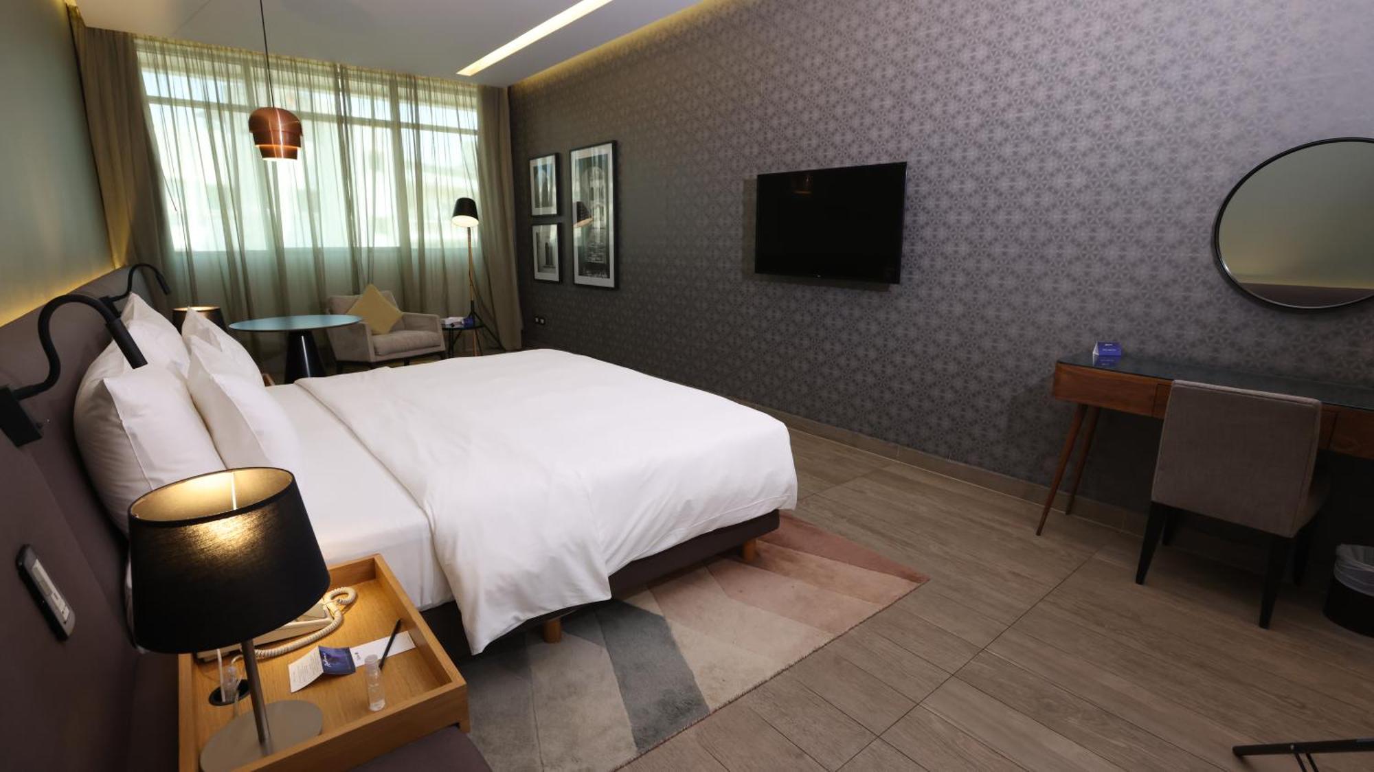 Radisson Blu Hotel, Beirut Verdun Dış mekan fotoğraf A room at the hotel