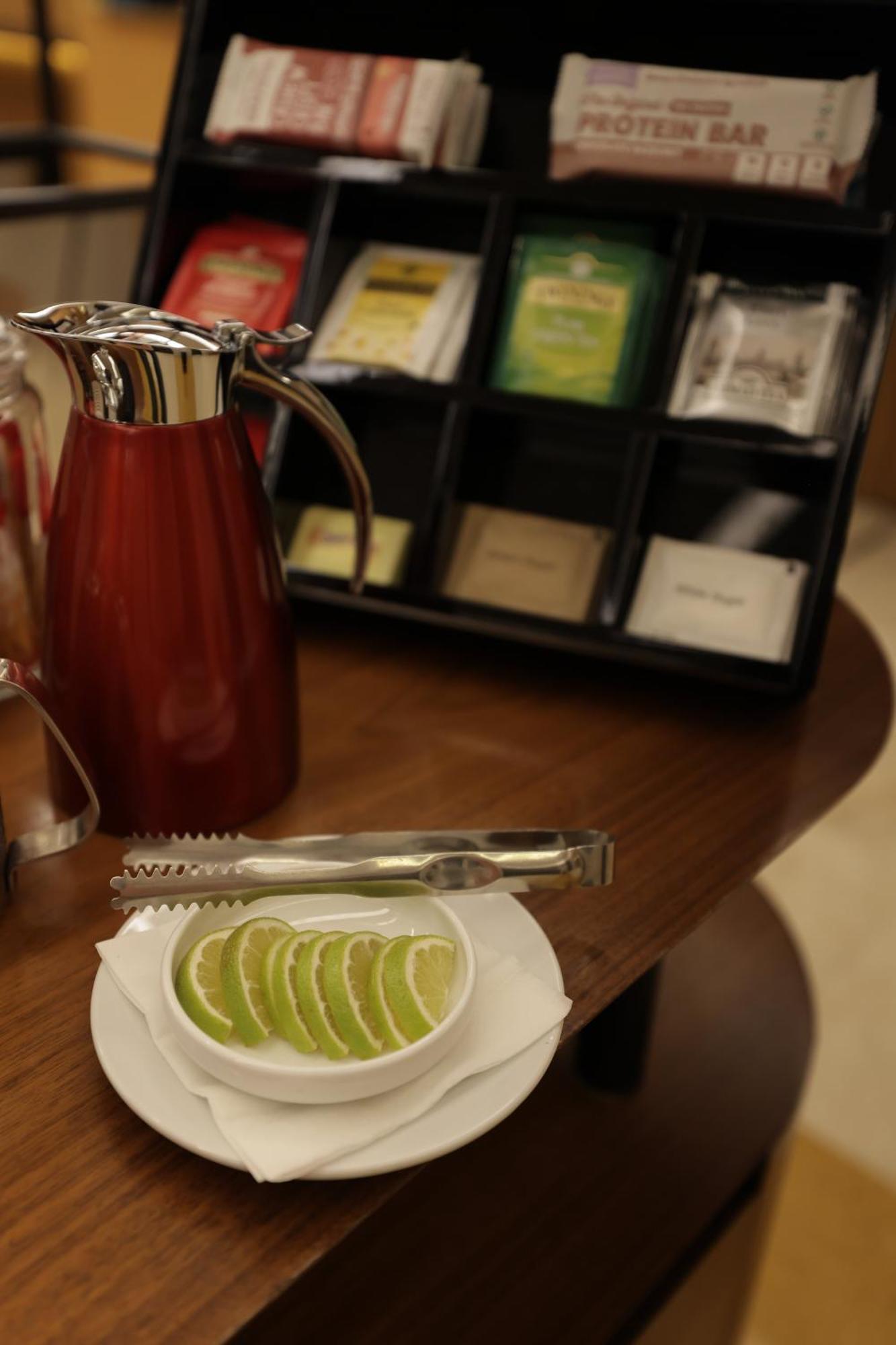 Radisson Blu Hotel, Beirut Verdun Dış mekan fotoğraf A tong used to serve lime slices