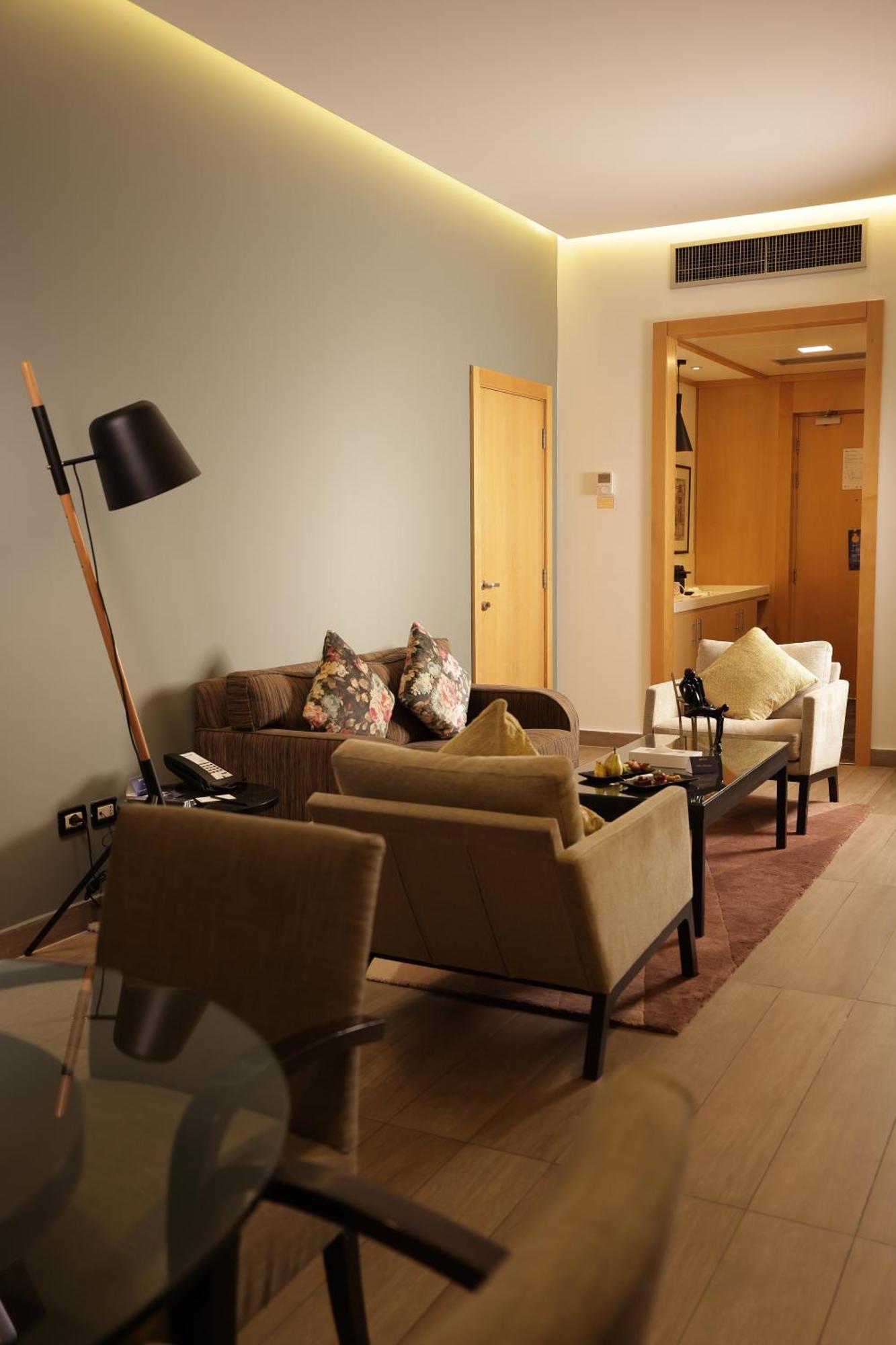 Radisson Blu Hotel, Beirut Verdun Dış mekan fotoğraf A living room in a hotel suite
