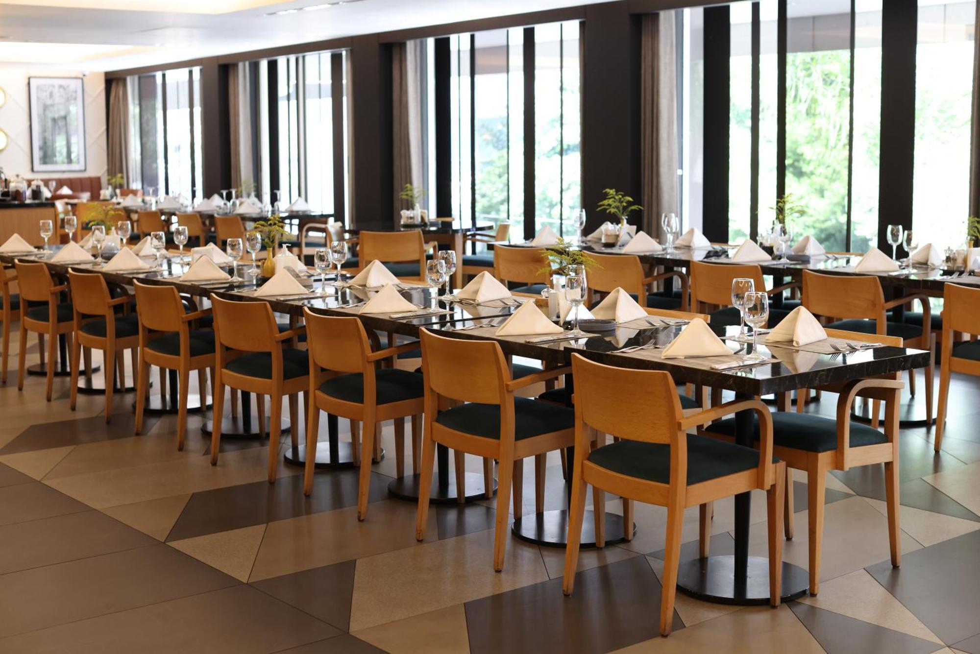 Radisson Blu Hotel, Beirut Verdun Dış mekan fotoğraf The restaurant at the hotel