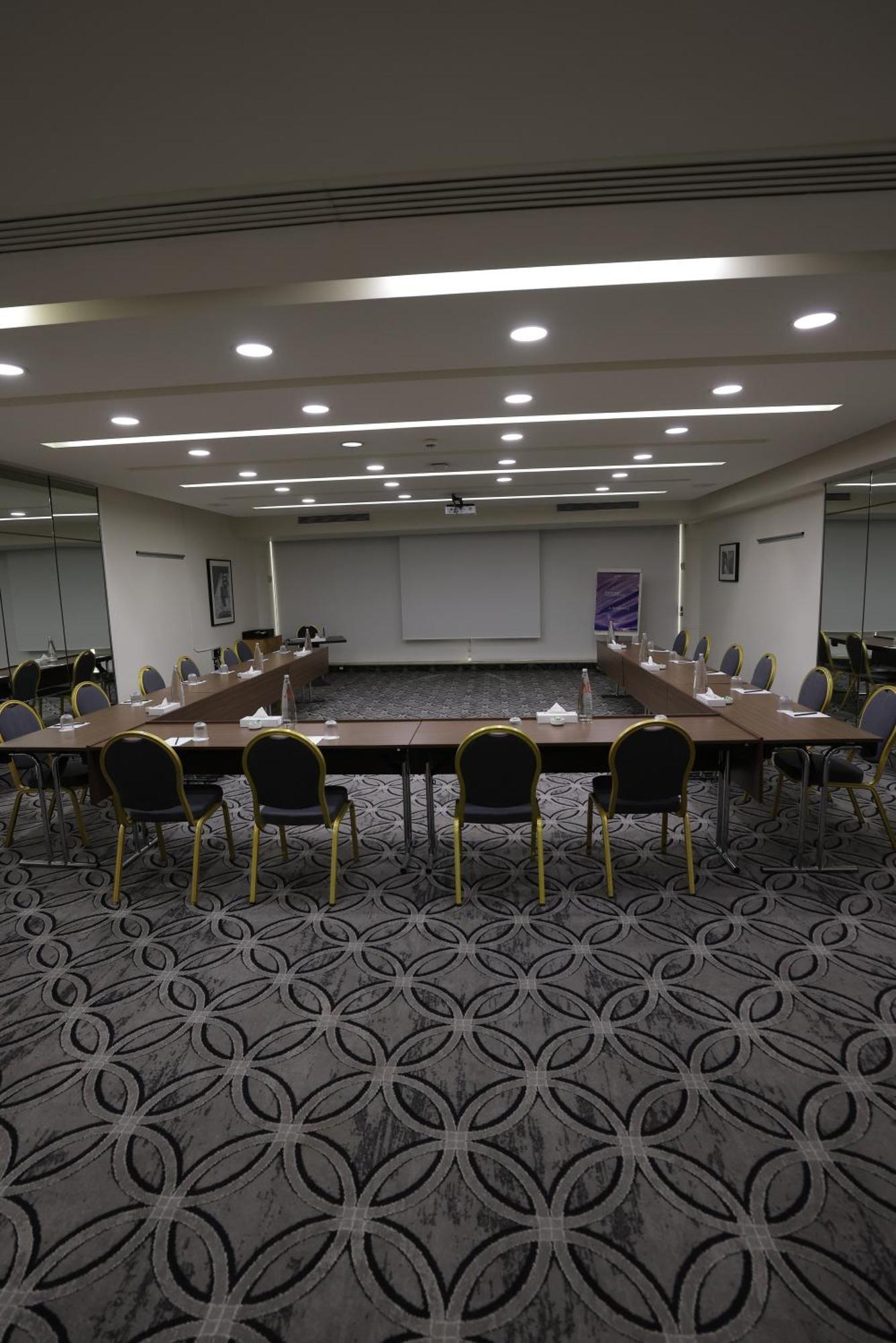 Radisson Blu Hotel, Beirut Verdun Dış mekan fotoğraf A meeting room at the hotel