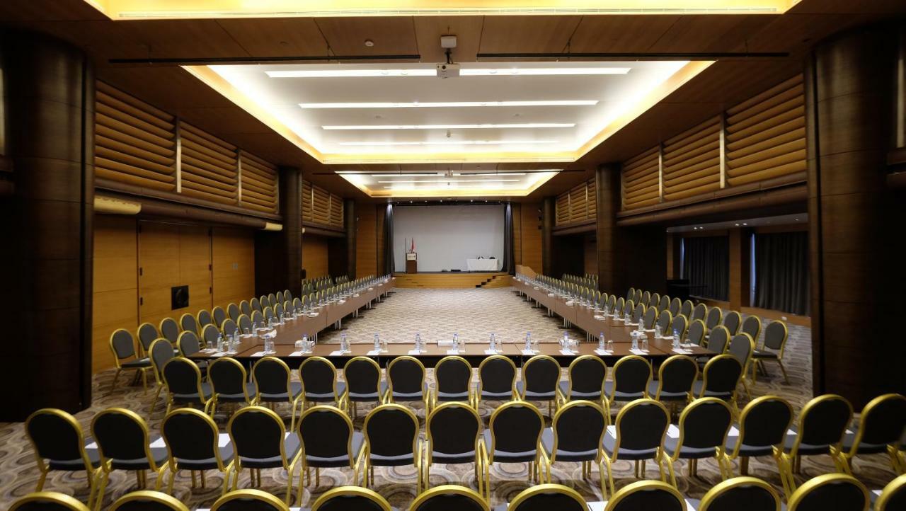 Radisson Blu Hotel, Beirut Verdun Dış mekan fotoğraf The conference room of the European University